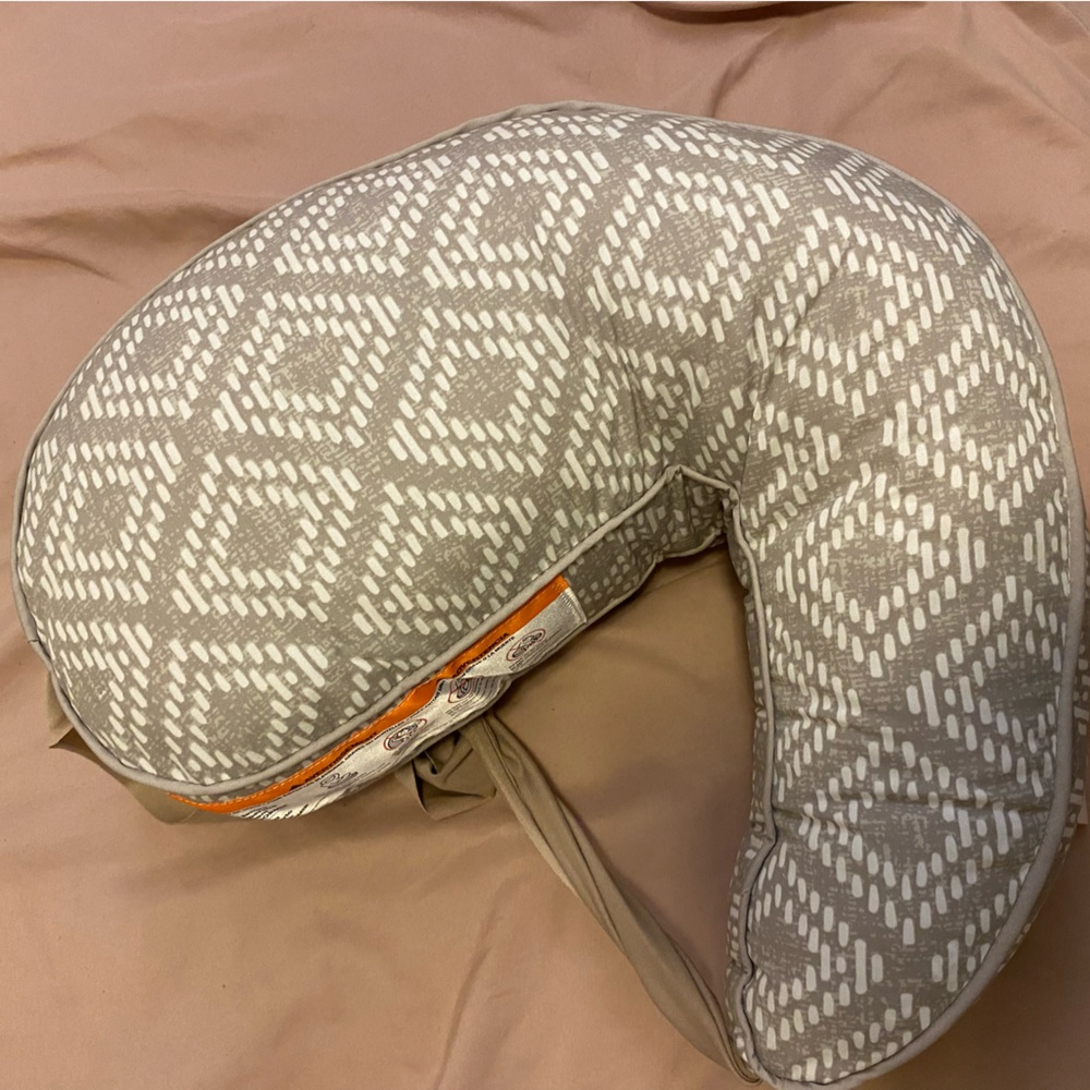 Boppy Anywhere Neutral Beige & White Patterned travel Nursing Pillow with Ties - Picture 4 of 4